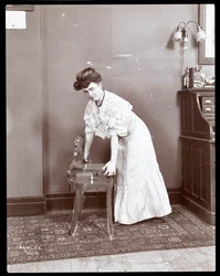 Una donna che dimostra una sedia speciale alla Aeolian Co., New York, 1906 o 1907